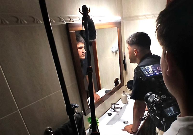Making-of de DUES CARES: rodatge de l'escena del mirall al bany