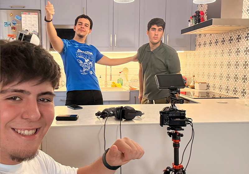 Making-of de DUES CARES: l'equip saluda a la càmera a la cuina durant el rodatge