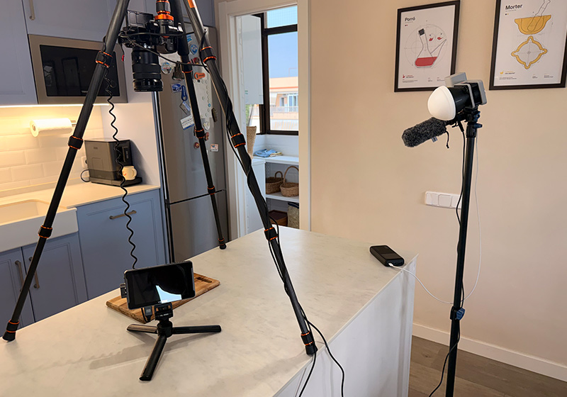 Making-of de DUES CARES: trípodes, llum i càmera preparats a la cuina