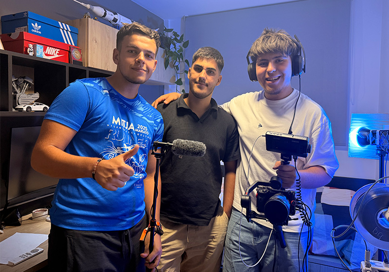 Making-of de DUES CARES: tres membres de l'equip amb la càmera i el micròfon a l'habitació